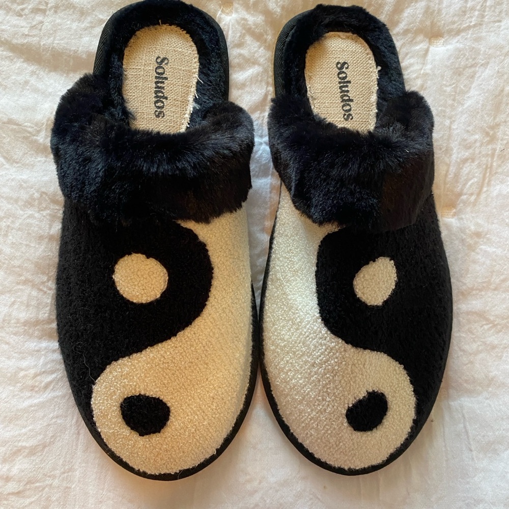 Soludos black and white Ying Yang slippers. ￼